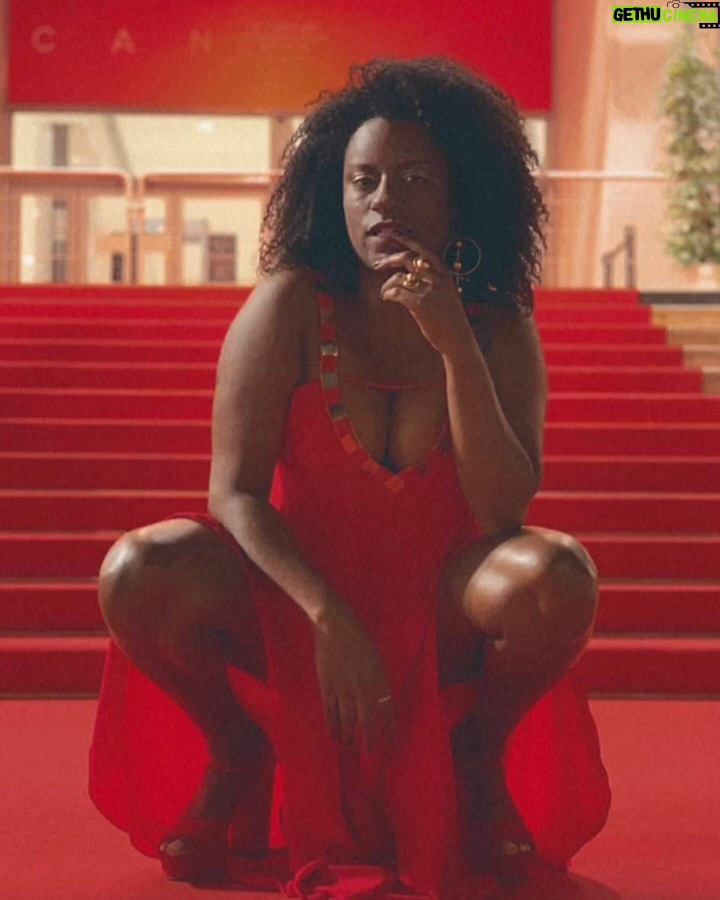 Shirley Cruz - 174 Likes - Fotos motivacionais - Cannes 2019
(Pra mim mesma, mas se te servir receba)
Uma breve história:
Certa vez eu estava no @festivaldecannes na plateia e no final da sessão eu olhei forte para os atores no palco e pensei: “Já já eu volto aqui, mas não vai ser na plateia não”. Eu pensei com força entende?
Em 2019 lá estava eu celebrando minha participação no filme de @karimainouz
Não tem nada impossível não gente!
Em tempo… já já eu volto e não vai ser na plateia não
🎥❤️🔥🍾🥂💪🏾🙌🏾🐆
#atriz #cinema #cannes #cannesfilmfestival #fé #filme #festivaldecannes
