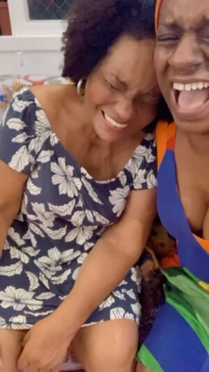 Shirley Cruz Instagram - Tem uma zoeira nossa que eu procuro sempre.
Eu não aceito perder essa molecagem com a minha mãe e quero viver isso com a Mali.

Morrer de rir com a mãe tem muito valor!
A gente morre de rir falando merda, se debochando, a barriga dói de rir sem nem lembrar mais de que estávamos rindo. É complexo também, muito!

Hoje eu vejo que o buraco da maternidade é muito profundo. Por isso que não perder o riso frouxo com ela é importantíssimo. O que mais tenho feito é treinar esse truque com a Mali, pra no final tudo acabar em gargalhadas. Te AMO mãe! Te amo filha.