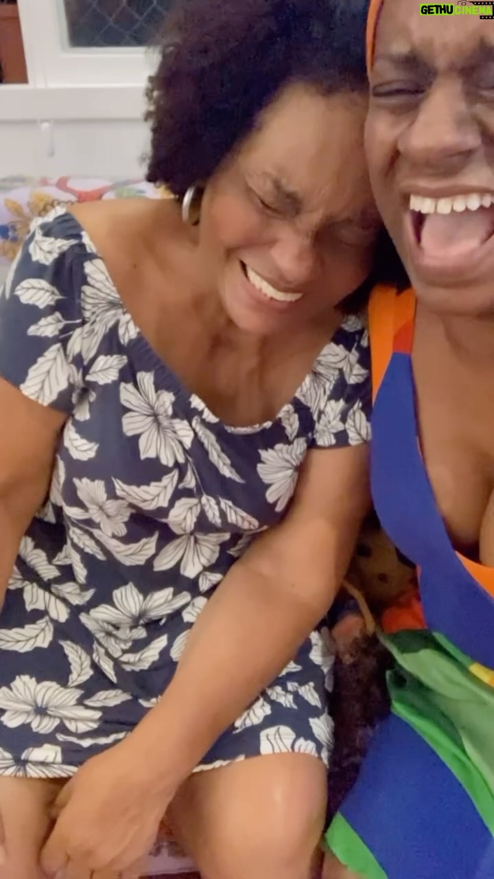 Shirley Cruz - 203 Likes - Tem uma zoeira nossa que eu procuro sempre.
Eu não aceito perder essa molecagem com a minha mãe e quero viver isso com a Mali.
Morrer de rir com a mãe tem muito valor!
A gente morre de rir falando merda, se debochando, a barriga dói de rir sem nem lembrar mais de que estávamos rindo. É complexo também, muito!
Hoje eu vejo que o buraco da maternidade é muito profundo. Por isso que não perder o riso frouxo com ela é importantíssimo. O que mais tenho feito é treinar esse truque com a Mali, pra no final tudo acabar em gargalhadas. Te AMO mãe! Te amo filha.