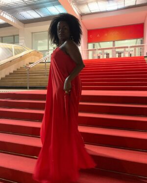 Shirley Cruz Instagram - Fotos motivacionais - Cannes 2019
(Pra mim mesma, mas se te servir receba)

Uma breve história:
Certa vez eu estava no @festivaldecannes na plateia e no final da sessão eu olhei forte para os atores no palco e pensei: “Já já eu volto aqui, mas não vai ser na plateia não”. Eu pensei com força entende? 

Em 2019 lá estava eu celebrando minha participação no filme de @karimainouz 
Não tem nada impossível não gente!
Em tempo… já já eu volto e não vai ser na plateia não 
🎥❤️‍🔥🍾🥂💪🏾🙌🏾🐆
#atriz #cinema #cannes #cannesfilmfestival #fé #filme #festivaldecannes