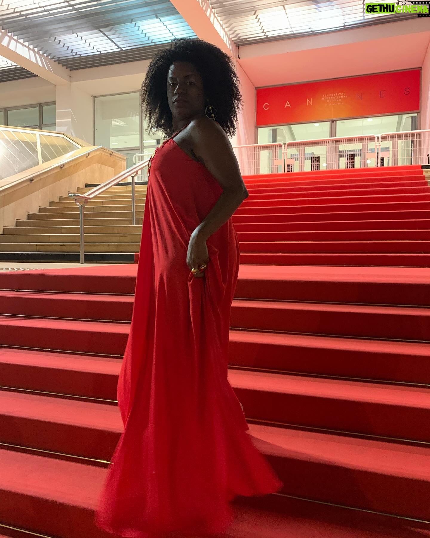 Shirley Cruz - 174 Likes - Fotos motivacionais - Cannes 2019
(Pra mim mesma, mas se te servir receba)
Uma breve história:
Certa vez eu estava no @festivaldecannes na plateia e no final da sessão eu olhei forte para os atores no palco e pensei: “Já já eu volto aqui, mas não vai ser na plateia não”. Eu pensei com força entende?
Em 2019 lá estava eu celebrando minha participação no filme de @karimainouz
Não tem nada impossível não gente!
Em tempo… já já eu volto e não vai ser na plateia não
🎥❤️🔥🍾🥂💪🏾🙌🏾🐆
#atriz #cinema #cannes #cannesfilmfestival #fé #filme #festivaldecannes