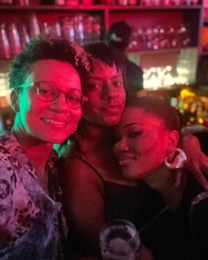 Shirley Cruz Instagram - Eu ando com umas Mina foda.
❤️‍🔥
Amores @soares.lilis @luedjiluna