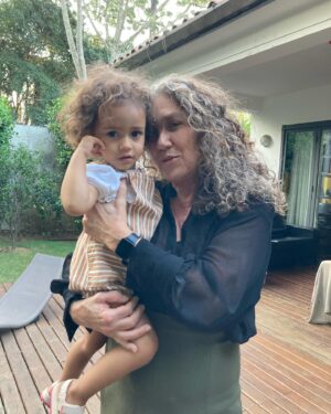 Shirley Cruz Instagram - Muito AXÉ @annamuylaert 
Parabéns com tudo de mais positivo que tem dentro.
Você é uma das mulheres da minha vida
Você me deu estrada e eu só paro de caminhar nela lá pra depois do arco-íris, onde Ogum faz a curva montado em seu cavalo branco.
Te amo