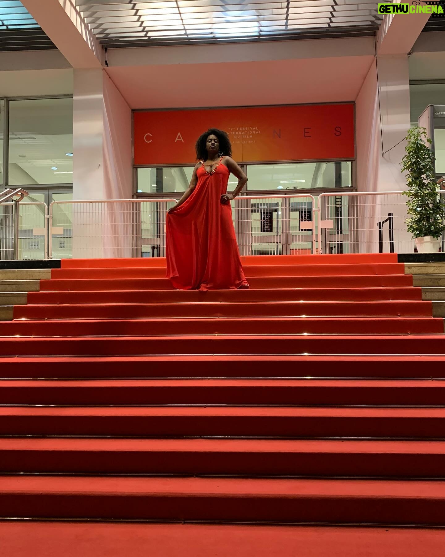 Shirley Cruz - 174 Likes - Fotos motivacionais - Cannes 2019
(Pra mim mesma, mas se te servir receba)
Uma breve história:
Certa vez eu estava no @festivaldecannes na plateia e no final da sessão eu olhei forte para os atores no palco e pensei: “Já já eu volto aqui, mas não vai ser na plateia não”. Eu pensei com força entende?
Em 2019 lá estava eu celebrando minha participação no filme de @karimainouz
Não tem nada impossível não gente!
Em tempo… já já eu volto e não vai ser na plateia não
🎥❤️🔥🍾🥂💪🏾🙌🏾🐆
#atriz #cinema #cannes #cannesfilmfestival #fé #filme #festivaldecannes