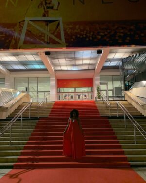 Shirley Cruz Instagram - Fotos motivacionais - Cannes 2019
(Pra mim mesma, mas se te servir receba)

Uma breve história:
Certa vez eu estava no @festivaldecannes na plateia e no final da sessão eu olhei forte para os atores no palco e pensei: “Já já eu volto aqui, mas não vai ser na plateia não”. Eu pensei com força entende? 

Em 2019 lá estava eu celebrando minha participação no filme de @karimainouz 
Não tem nada impossível não gente!
Em tempo… já já eu volto e não vai ser na plateia não 
🎥❤️‍🔥🍾🥂💪🏾🙌🏾🐆
#atriz #cinema #cannes #cannesfilmfestival #fé #filme #festivaldecannes