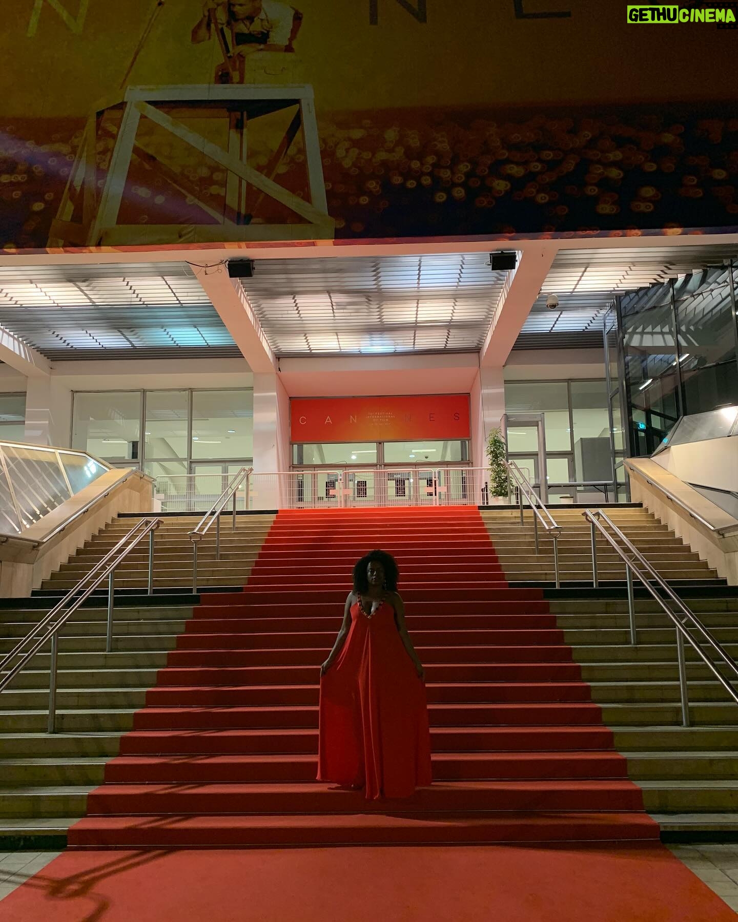 Shirley Cruz - 174 Likes - Fotos motivacionais - Cannes 2019
(Pra mim mesma, mas se te servir receba)
Uma breve história:
Certa vez eu estava no @festivaldecannes na plateia e no final da sessão eu olhei forte para os atores no palco e pensei: “Já já eu volto aqui, mas não vai ser na plateia não”. Eu pensei com força entende?
Em 2019 lá estava eu celebrando minha participação no filme de @karimainouz
Não tem nada impossível não gente!
Em tempo… já já eu volto e não vai ser na plateia não
🎥❤️🔥🍾🥂💪🏾🙌🏾🐆
#atriz #cinema #cannes #cannesfilmfestival #fé #filme #festivaldecannes