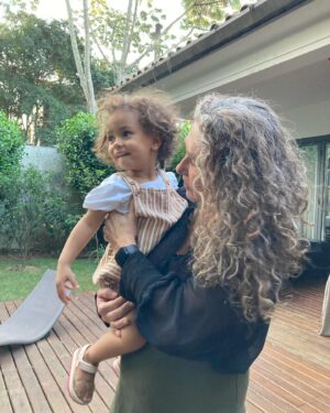 Shirley Cruz Instagram - Muito AXÉ @annamuylaert 
Parabéns com tudo de mais positivo que tem dentro.
Você é uma das mulheres da minha vida
Você me deu estrada e eu só paro de caminhar nela lá pra depois do arco-íris, onde Ogum faz a curva montado em seu cavalo branco.
Te amo