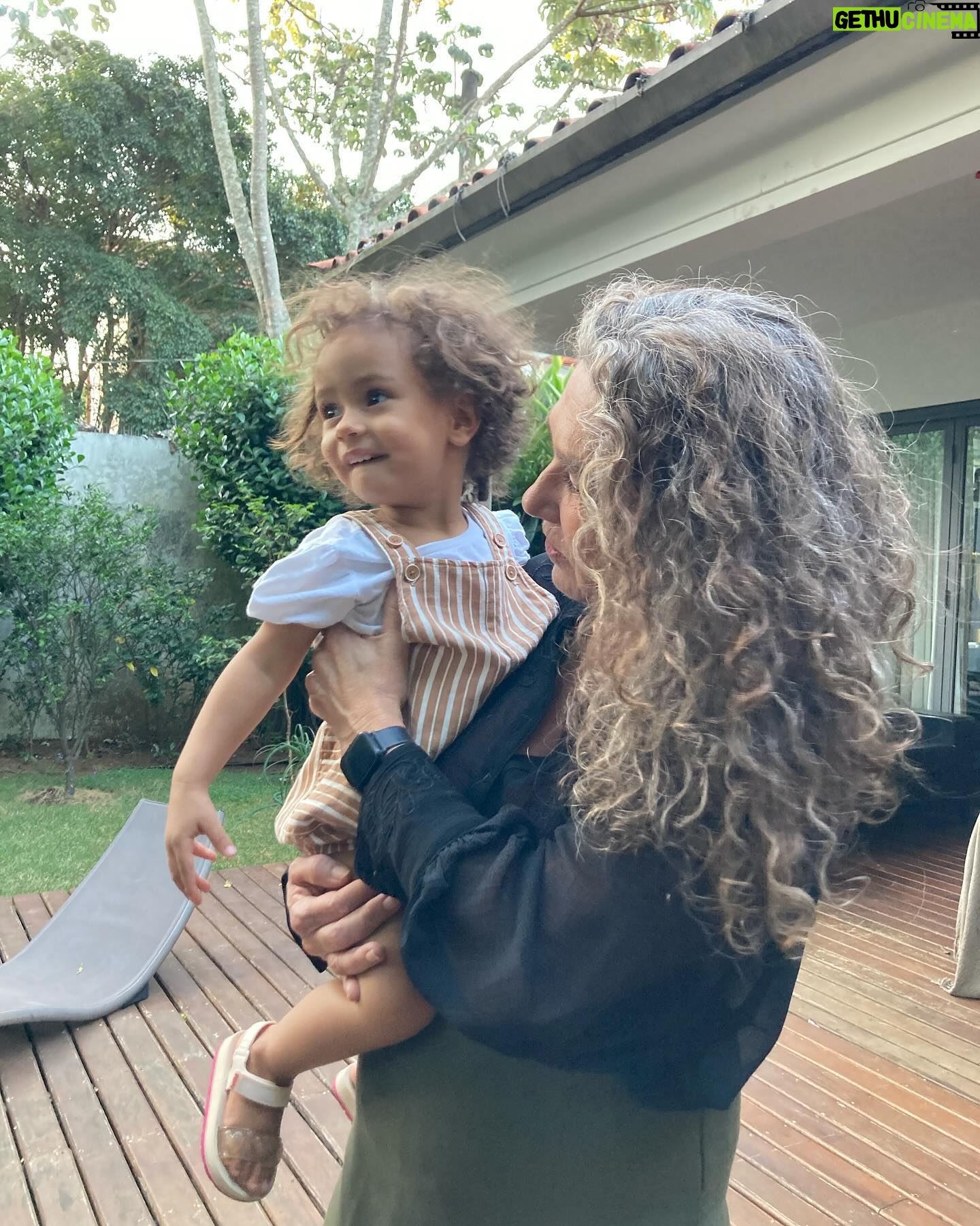 Shirley Cruz - 150 Likes - Muito AXÉ @annamuylaert
Parabéns com tudo de mais positivo que tem dentro.
Você é uma das mulheres da minha vida
Você me deu estrada e eu só paro de caminhar nela lá pra depois do arco-íris, onde Ogum faz a curva montado em seu cavalo branco.
Te amo