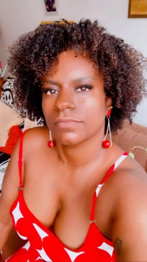 Shirley Cruz Instagram - Instagram não é lugar de contar vitória?
Então hoje é só vitória.
Eu ouvi amém?
🙌🏾🥂
