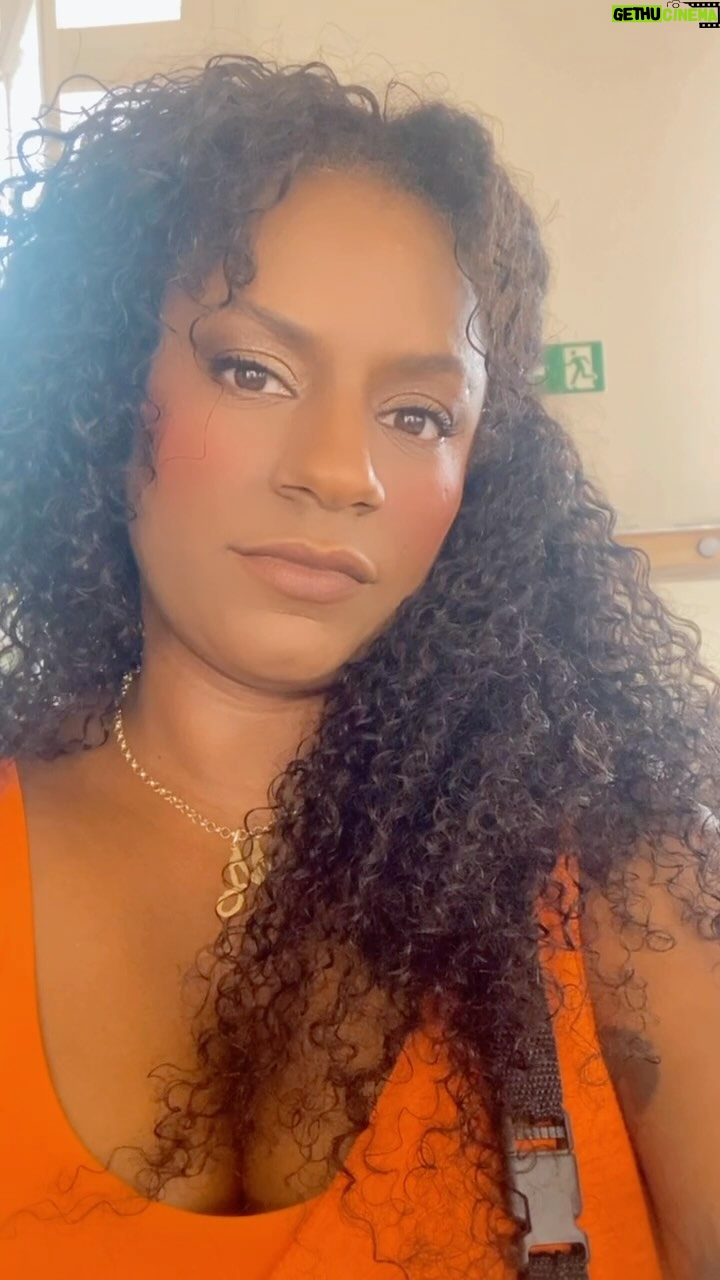 Shirley Cruz - 158 Likes - Passando aleatória pra dizer que a vida das crespas hoje é outraaaaa. Produtos especiais, profissionais super qualificados e espaços de acolhimento maravilhosos pelo Brasil inteiro (ou quase).
Poder se amar do jeitinho que a gente é.
Na adolescência eu nem conhecia meu cabelo direito, não sabia sua textura, não confiava na beleza dele… eu não sabia o valor da minha coroa.
Hoje eu reinoooooo feliz da vida.
Carnaval é tempo de beleza preta!
É black pro alto! Penteados, ousadia.
Liberdade em ser!
Nesse sentido pra mim é carnaval o ano inteiro.
E pra você?
(Em tempo me convidem para conhecer novos espaços de crespas e cacheadas e mandem produtos liberados que eu uso, comento e mostro o resultado aqui. Paz!)
👑
#transiçaocapilar #crespas #cacheadas #lace #transiçãocapilar #produtosliberados #curlyhair