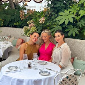 Shirley Lamy Instagram - Souvenir ensoleillé avec les beautés 🌸 
#paris #friends #brunch #brunchparisien