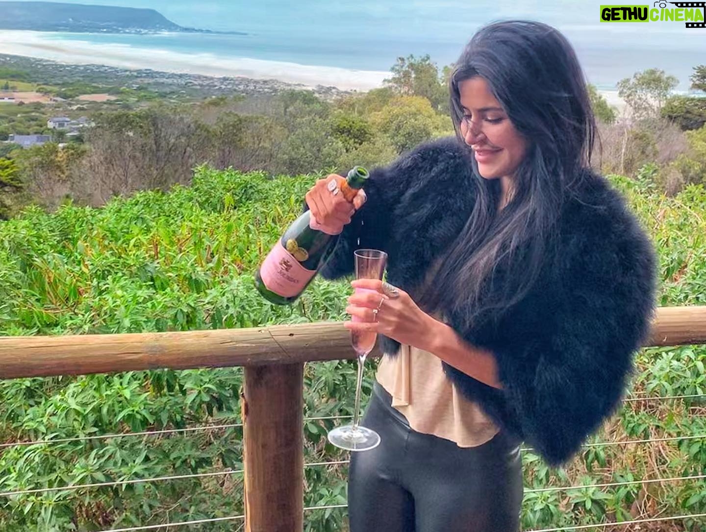 Shivani Ghai - 1.3K Likes - I hope your 2022 is full of all the good stuff.
Love, laughter, joy, nature, good food, adventure & dogs.
Happy New Year. 💝