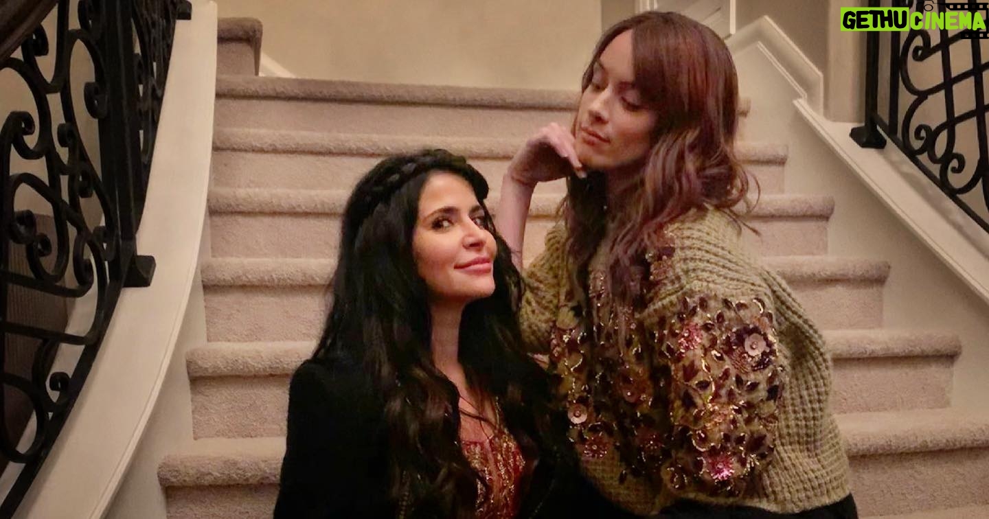 Shivani Ghai - 1.1K Likes - I want to say a huge thank you to the Batwoman Family for all the love, messages of support, appreciation posts, memes, videos, artwork, and even anger, as the woman you love to hate.💃🏽
You guys are amazing. ❤️ Thank you! 🙏🏼
In case that sounds like Safiyah’s journey is over. It’s not. Someone is quietly plotting. 😏
For now, swipe for some bts pics with a few of my ridiculously talented cast members. @leahgibsonofficial @nathanowens_ & @rachieskarsten ❤️❤️❤️