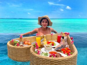 Shivani Ghai Instagram - @tykeogh organised breakfast for 2 in the pool 🤪🤷🏻‍♀️and while it may look completely impractical, it is SO MUCH FUN. Hands down one of the best breakfasts/breakfast experiences I’ve ever had. 
Nothing makes me happier than good food. 🤣🤤
We almost didn’t do this trip, so bloody grateful we did. The Maldives are pure magic. 💖🤩
#anantaraveli #maldives #breakfastdate #breakfastinspo