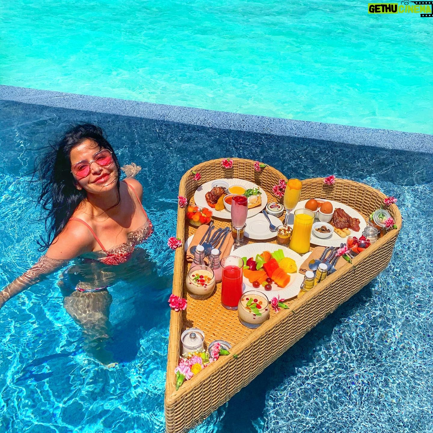Shivani Ghai - 1.2K Likes - @tykeogh organised breakfast for 2 in the pool 🤪🤷🏻♀️and while it may look completely impractical, it is SO MUCH FUN. Hands down one of the best breakfasts/breakfast experiences I’ve ever had.
Nothing makes me happier than good food. 🤣🤤
We almost didn’t do this trip, so bloody grateful we did. The Maldives are pure magic. 💖🤩
#anantaraveli #maldives #breakfastdate #breakfastinspo