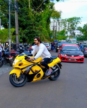 Shiyas Kareem Instagram - Dhoom vibes 🤩
.
.
_________________________________
#throwback #yellow #superbike