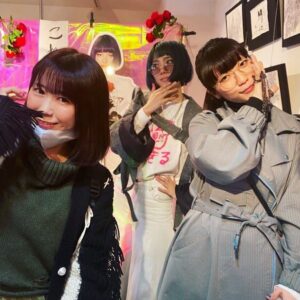 Shizu Mizuno Instagram - これは今年の2月にやった個展に友達の絵恋ちゃんとぱいぱいでか美ちゃんが来てくれた時のお写真です。今更だけど、フォルダ見返してたらあり得んいい写真だったので載せました。全員目線がバラバラなところが好きです(わりといつもそう)でか美ちゃん手につけている謎のジャラジャラは私がインターネットで買ったクラピカの鎖です。