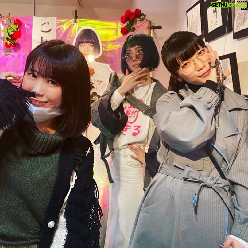 Shizu Mizuno - 693 Likes - これは今年の2月にやった個展に友達の絵恋ちゃんとぱいぱいでか美ちゃんが来てくれた時のお写真です。今更だけど、フォルダ見返してたらあり得んいい写真だったので載せました。全員目線がバラバラなところが好きです(わりといつもそう)でか美ちゃん手につけている謎のジャラジャラは私がインターネットで買ったクラピカの鎖です。