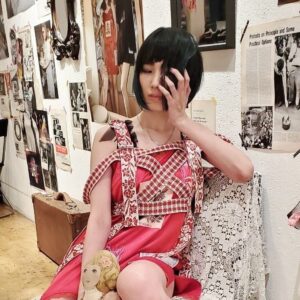 Shizu Mizuno Instagram - rurumu:2021SS展示会
服のディティールも素晴らしかったのですが、個人的には展示のストーリー性に強く惹かれた部分があり編み出された空間全体のテキストを読み込んでしまいました。焼け野原の『オリジナル』と引き裂かれてままならない精神のFAKEへの禍根。