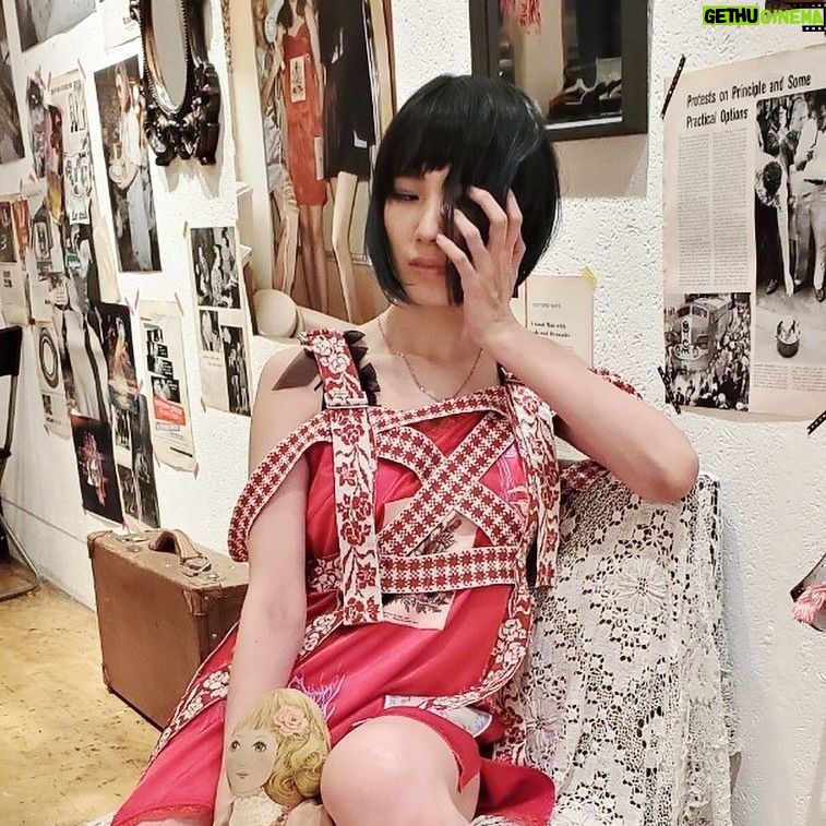 Shizu Mizuno - 794 Likes - rurumu:2021SS展示会
服のディティールも素晴らしかったのですが、個人的には展示のストーリー性に強く惹かれた部分があり編み出された空間全体のテキストを読み込んでしまいました。焼け野原の『オリジナル』と引き裂かれてままならない精神のFAKEへの禍根。