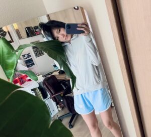 Shizu Mizuno Instagram - 最近ほとんど休んでいなかったせいで頭が完全に真っ白になった。仕方がないので一日寝てたら、一日世の中からログアウトしただけなのに自分のことが特殊ニートのいかがわしい人間としか思えなくなってしまって、コンビニで、必要なお箸の本数が言葉にならない。言い方がわからない。ほんとうは一本もいらないのにスッと人差し指を立てていらない一本をもらった。環境破壊である。