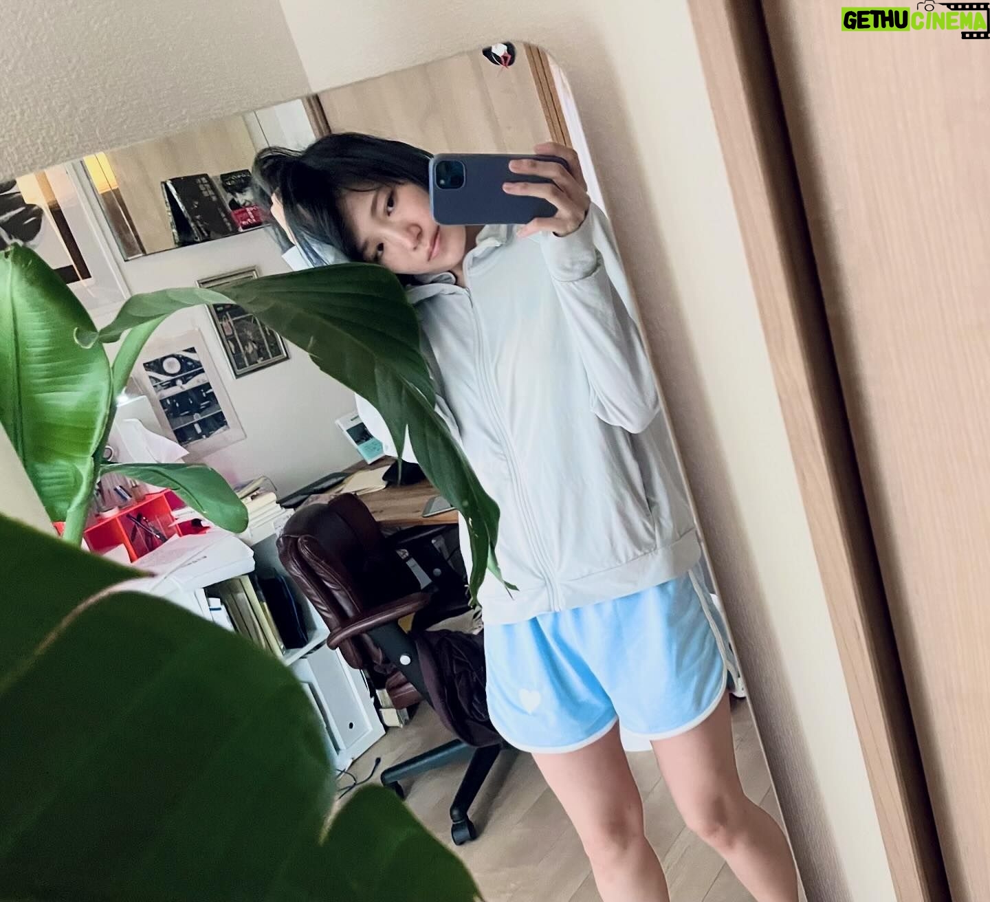 Shizu Mizuno - 758 Likes - 最近ほとんど休んでいなかったせいで頭が完全に真っ白になった。仕方がないので一日寝てたら、一日世の中からログアウトしただけなのに自分のことが特殊ニートのいかがわしい人間としか思えなくなってしまって、コンビニで、必要なお箸の本数が言葉にならない。言い方がわからない。ほんとうは一本もいらないのにスッと人差し指を立てていらない一本をもらった。環境破壊である。