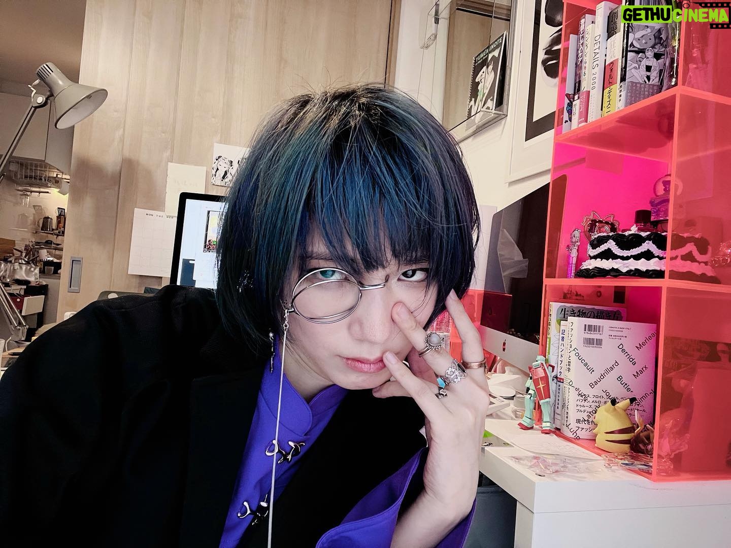 Shizu Mizuno - 789 Likes - イベントに来てくださった方に「オシャレ頑張ってる感出ちゃってませんかね?」って聞かれたけど私はこう(頑張ってるどころじゃない)なので全然大丈夫ですよ🎅🌺
