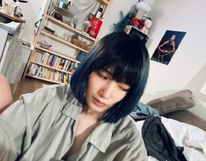 Shizu Mizuno Instagram - representつくし学級/今日は打ち合わせのクライマックスに花火感覚でパフェを注文してしまいその後すぐ話が終わったので手付かずのパフェ越しにキモいおじぎ何度もしながら取引先見送りましたおわり