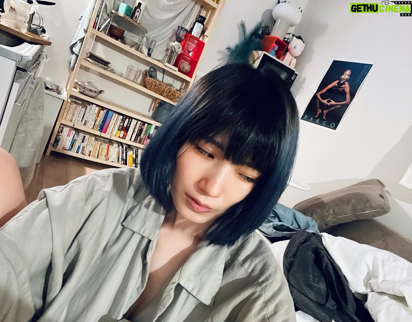 Shizu Mizuno - 819 Likes - representつくし学級/今日は打ち合わせのクライマックスに花火感覚でパフェを注文してしまいその後すぐ話が終わったので手付かずのパフェ越しにキモいおじぎ何度もしながら取引先見送りましたおわり