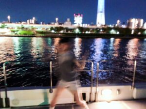 Shizu Mizuno Instagram - 船にのりました⛵️
船内にいたら親切の南京玉すだれがスタートしてしまい、船内が親切のミストサウナのような状況となり湿度が一線を超えてくる感じがあったので、そのあとは船上に移動してずっと黒い波とバードを見てました。ツイッターで「とりが好き」って言ったらなぜか全員食べるとり前提で鳥貴族を勧められたんですけど、それもいいけど生きてるとりが好きです。ポーとかパーとかいうし