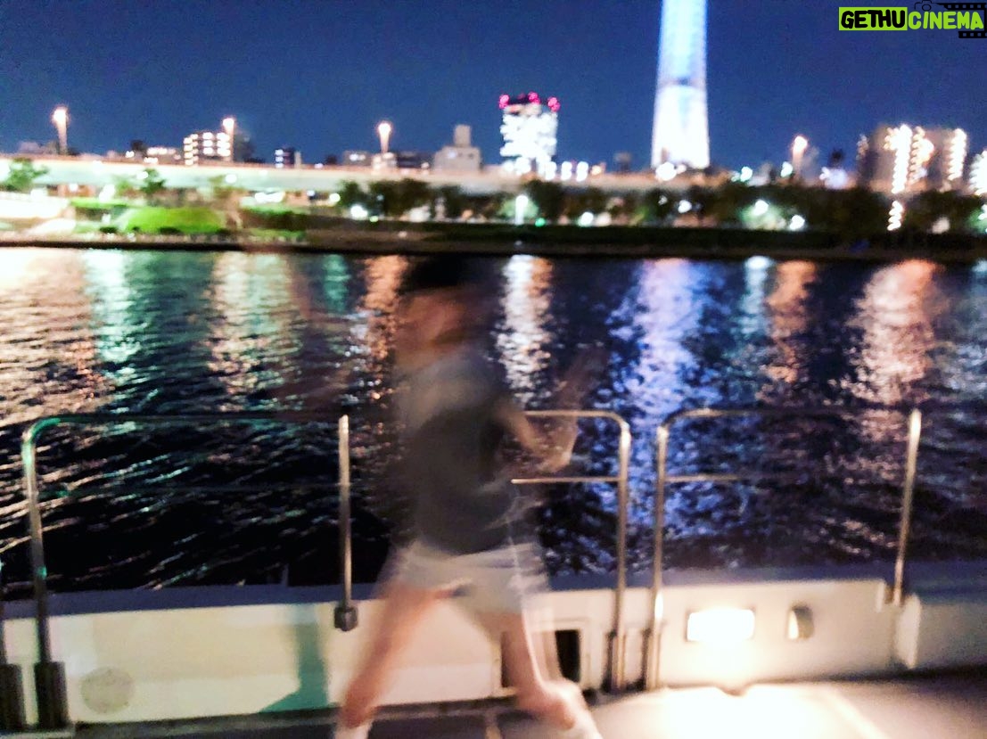 Shizu Mizuno - 643 Likes - 船にのりました⛵️
船内にいたら親切の南京玉すだれがスタートしてしまい、船内が親切のミストサウナのような状況となり湿度が一線を超えてくる感じがあったので、そのあとは船上に移動してずっと黒い波とバードを見てました。ツイッターで「とりが好き」って言ったらなぜか全員食べるとり前提で鳥貴族を勧められたんですけど、それもいいけど生きてるとりが好きです。ポーとかパーとかいうし
