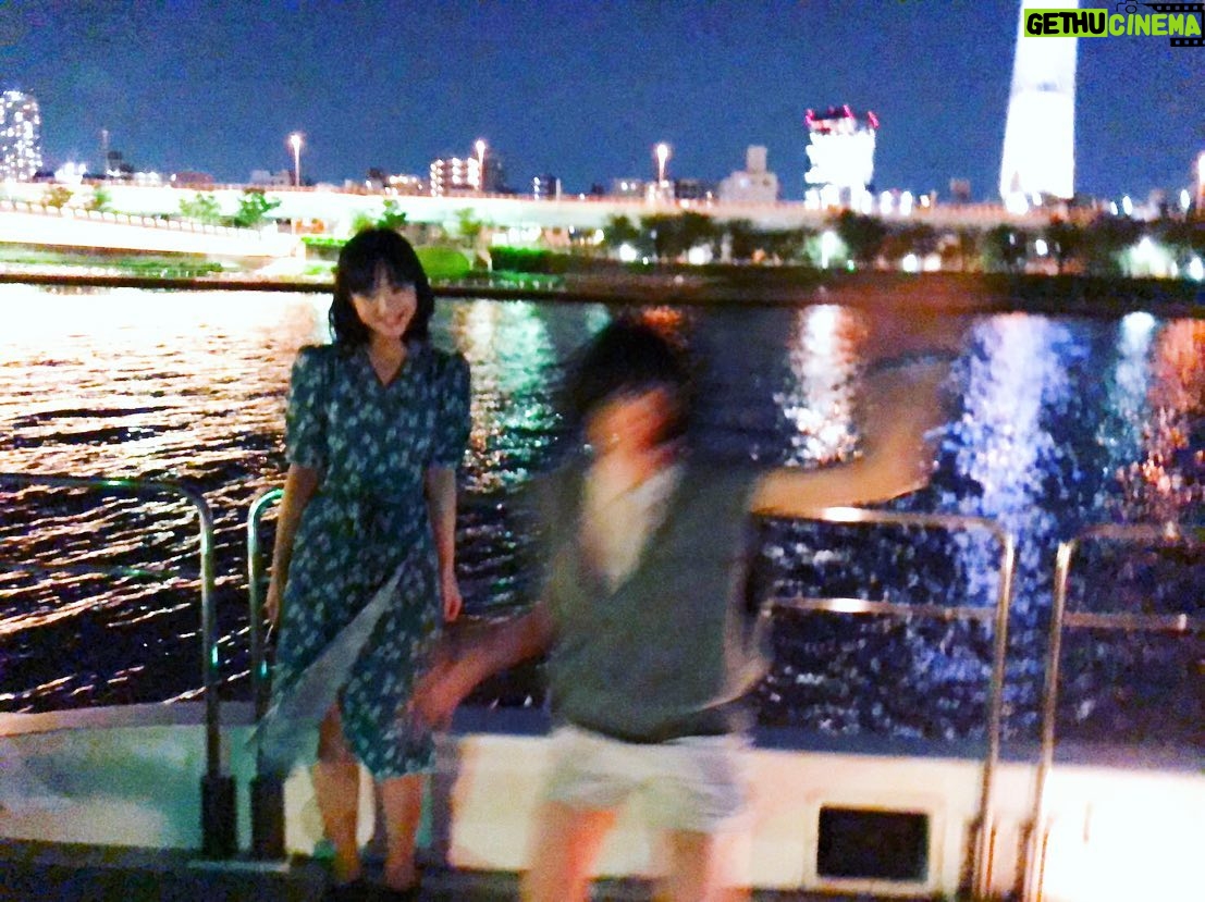 Shizu Mizuno - 643 Likes - 船にのりました⛵️
船内にいたら親切の南京玉すだれがスタートしてしまい、船内が親切のミストサウナのような状況となり湿度が一線を超えてくる感じがあったので、そのあとは船上に移動してずっと黒い波とバードを見てました。ツイッターで「とりが好き」って言ったらなぜか全員食べるとり前提で鳥貴族を勧められたんですけど、それもいいけど生きてるとりが好きです。ポーとかパーとかいうし
