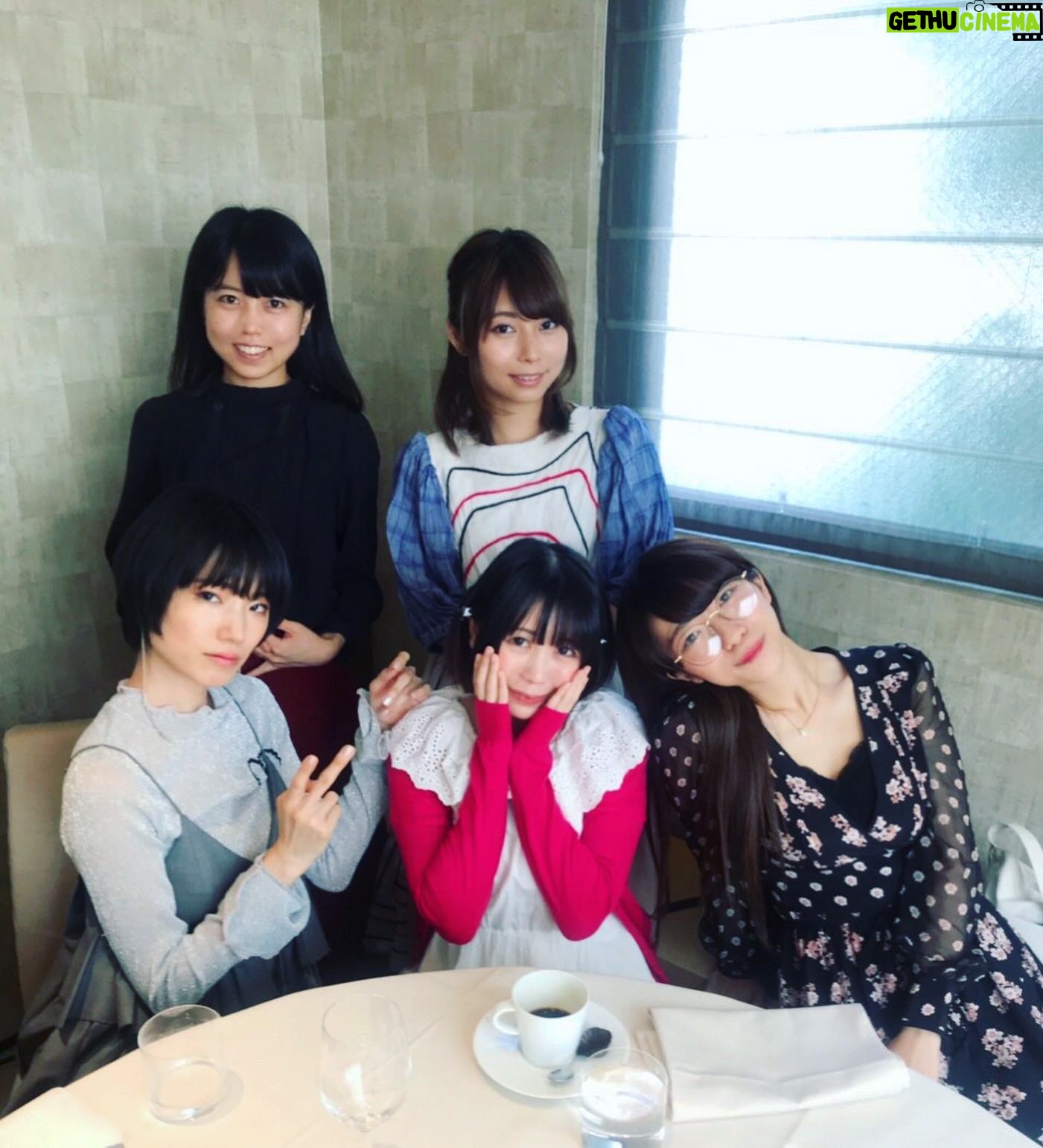 Shizu Mizuno - 660 Likes - 絵恋ちゃん里咲りさちゃんぱいぱいでか美ちゃん姫乃たまちゃんとわたくしの5人でたまちゃんの卒業祝いも兼ねてオシャレランチをしたよ👨🍳🥖女子会というより自助グループという雰囲気。この人物群の共通項は「全員自分以外の全人類に曖昧でちょっとロマンチック(非現実的)な憧れがある」だよ。老後ヒマだったらみんなで老人ホーム建てて猫ちゃんを飼いましょう✋♡♡♡