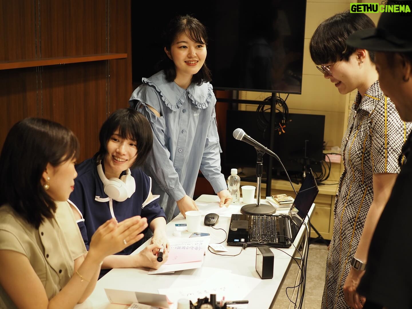 Shizu Mizuno - 653 Likes - 書籍のトークイベントで7年ぶりに詩人の文月悠光さんと話しました。以前から面白いと思っていた文月さんのパブリックではない側面(真面目すぎて24時間気が狂っているOLのような人格)が満喫できてかなりよかったです。登壇中は終始、暴論・奇論の限度を探る試みをやっていたんじゃないでしょうか。お客さまがみなさんやさしくて助かりました。