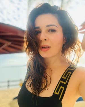 Shonali Nagrani Instagram - AQUAHOLIC. 🇹🇭
#beachgirl #beachwear #versace #versaceswimwear #swimsuit #versaceswimsuit #thailand #pattayathailand
