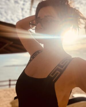 Shonali Nagrani Instagram - AQUAHOLIC. 🇹🇭
#beachgirl #beachwear #versace #versaceswimwear #swimsuit #versaceswimsuit #thailand #pattayathailand
