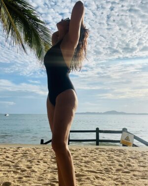 Shonali Nagrani Instagram - AQUAHOLIC. 🇹🇭
#beachgirl #beachwear #versace #versaceswimwear #swimsuit #versaceswimsuit #thailand #pattayathailand