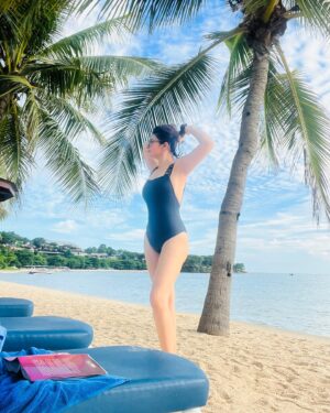 Shonali Nagrani Instagram - AQUAHOLIC. 🇹🇭
#beachgirl #beachwear #versace #versaceswimwear #swimsuit #versaceswimsuit #thailand #pattayathailand