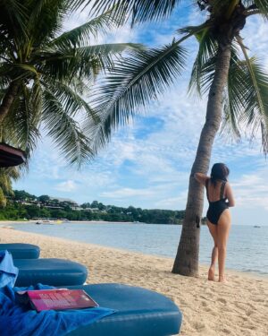 Shonali Nagrani Instagram - AQUAHOLIC. 🇹🇭
#beachgirl #beachwear #versace #versaceswimwear #swimsuit #versaceswimsuit #thailand #pattayathailand