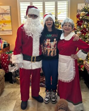Shontae Saldana Instagram - “Make sure you make time for the people you love and the things you love to do. Life is beautiful when you choose what chooses you.”
-Taesty D!
•
Love you mom & dad @iammamadanger 🥹🫶🏼❤️🎄
•
#santa #santaclaus #christmastime #mrsclaus #christmas #present #gift #christmaspresent #happy #joy #holidays #happyholidays #merrychristmas #christmaseve #blessed #fyp #inspiration #motivation #beautiful #life #december #actress #gratitude #blessed #celebration #christmasparty #friends #family #thankyou #parents