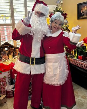 Shontae Saldana Instagram - “Make sure you make time for the people you love and the things you love to do. Life is beautiful when you choose what chooses you.”
-Taesty D!
•
Love you mom & dad @iammamadanger 🥹🫶🏼❤️🎄
•
#santa #santaclaus #christmastime #mrsclaus #christmas #present #gift #christmaspresent #happy #joy #holidays #happyholidays #merrychristmas #christmaseve #blessed #fyp #inspiration #motivation #beautiful #life #december #actress #gratitude #blessed #celebration #christmasparty #friends #family #thankyou #parents