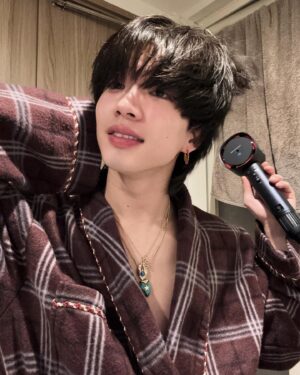 Shoot Mori Instagram - TGCの現場でお土産でもらったプラズマクラスタードレープフロードライヤー✌🏻

4つの吹出口から風が出るので広範囲に風が当たるしパワーも強くてすぐ乾く！💨
さらにノズル部分がコンパクトになってるから、軽くて手が疲れにくいのがお気に入り！☺️

7種類のモードが搭載されて、自分に合ったものを選べるのも嬉しいところっ！🫢

さらにプラズマクラスターが搭載されていてうるおいコーティングや、摩擦ダメージを抑えてくれるそうです！
プラズマクラスターって髪にもいいんだって！😳

使い心地と機能面の両方を兼ね備えたドライヤー！
愛用間違いなーーしっ！😬

#PR #SHARP #プラズマクラスタードライヤー
#プラズマクラスターって髪にもいいんだって
#マイナビTGC
@plasmacluster_beauty
