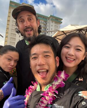 Shota Nakajima Instagram - Cooking and hanging with the throwback crew from @adanaseattle 

My mom and dad surprised me at event which made this trip just that much more special 🌺🌊🏝️

@denise_yamaguchi @chefroyyamaguchi thank you for the hospitality and warm welcome always 🙏

Hawaii your truly beautiful and can’t wait to be back
@hifoodwinefest
