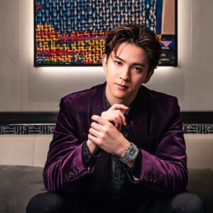 Shouma Kai Instagram - ウブロ銀座ブティックで着用させていただいたのは、世界限定100本のオンライン限定モデル『スピリット オブ ビッグ・バン エッセンシャル グレー』です。 

見た瞬間「かっこいい！！」とつい声が漏れてしまいました。
チタンで作られており、デザインもメカ的で、男心をくすぐられます。 
全く飽きの来ないトレンドを超越した最高の一本でした。

#Hublot 
#ウブロ
#PR
