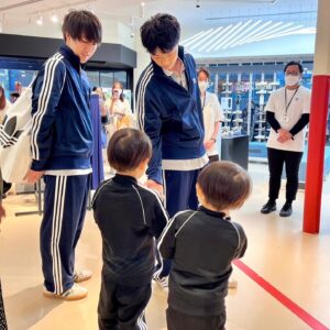 Show Kasamatsu Instagram - アディダス ブランドコアストア新宿の店長に転職しました😘😘😘
ご来店お待ちしております。

#PR　 #adidas　 #storeopening