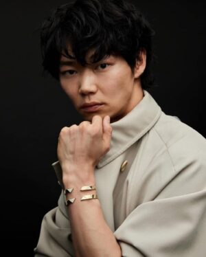 Show Kasamatsu Instagram - プラダを着た僕が来ましたよーっと

プラダの「エターナルゴールド」は、リサイクルゴールドを使用した、完全にサステイナブルなファインジュエリーコレクション。
 
雪に覆われた大地をイメージして、さまざまなサイズのダイヤモンドを密着させて敷き詰める「スノーパヴェ」と呼ばれる特別な技法で、トライアングルロゴを形作っています。
 
@prada
#PradaFineJewelry
#Prada
#PR