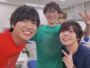 Shoya Chiba Instagram - 「THE IDOLM@STER SideM 9th STAGE ～MIR＠-CIRCLE CRESCENDO～」

1曲目から僕たちハイジョがトロッコでいきなり登場。
とても尺が短い上に、
サビはほとんど「La la la」とみんなで歌うだけのシンプルな曲。
イメージより遥かに高い会場の熱量を受けられて、
テンション上がりまくって
次のユニットの歌が始まって、トロッコに隠れて思わず涙ぐみながら控えに戻りました笑
「今だけの歌にして」という歌詞通りだった。

「お当番」としてMCなどを担当できてよかったです。
3rdの時にMCだった時も感じたけど、
そういう時にこそ他のユニットの熱量や素晴らしさを肌で感じられる
幕張の皆さんと作った1日が本当に熱かった！！
終演後出し切ったみんなと📸

次は10周年に向けて！

#SideM
#変顔しかしてない
#会場を去り際に例のアイスをいただき
#秋山隼人
#10thツアー
#よろしく