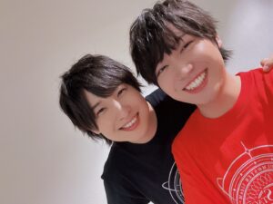 Shoya Chiba Instagram - 「THE IDOLM@STER SideM 9th STAGE ～MIR＠-CIRCLE CRESCENDO～」

1曲目から僕たちハイジョがトロッコでいきなり登場。
とても尺が短い上に、
サビはほとんど「La la la」とみんなで歌うだけのシンプルな曲。
イメージより遥かに高い会場の熱量を受けられて、
テンション上がりまくって
次のユニットの歌が始まって、トロッコに隠れて思わず涙ぐみながら控えに戻りました笑
「今だけの歌にして」という歌詞通りだった。

「お当番」としてMCなどを担当できてよかったです。
3rdの時にMCだった時も感じたけど、
そういう時にこそ他のユニットの熱量や素晴らしさを肌で感じられる
幕張の皆さんと作った1日が本当に熱かった！！
終演後出し切ったみんなと📸

次は10周年に向けて！

#SideM
#変顔しかしてない
#会場を去り際に例のアイスをいただき
#秋山隼人
#10thツアー
#よろしく