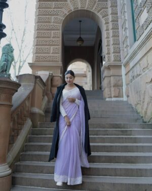 Shraddha Dangar Instagram - Many have asked about the styling of this look, so here's the scoop: I actually styled myself for this event in just 5 hours! I picked up a gorgeous saree from Asopalav and then went hunting for the perfect white fabric for the blouse. Thanks to @nishitakathiria & @tahukaari with the help of these wonderful ladies, found a tailor who miraculously stitched the blouse exactly as I described in just 2 hours. I had to get it done quickly because I had a flight to Sydney the next day
- makeup & hair toh hum khud hi kar lete hai🫠

.
Clicked by @ravibarotstudio 
Styled , makeup & hair by - Hum khud🫠
