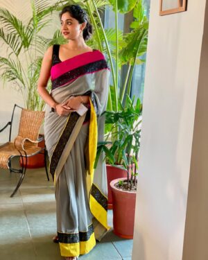 Shraddha Dangar Instagram - Meet Priya - confident yet uncertain, longing for love yet afraid, brave yet shy, rebellious yet deeply sentimental🤷🏻‍♀️ 
- on her journey to find true love ❤️
Watch “MAST MILAP” only on @jojoapp.in